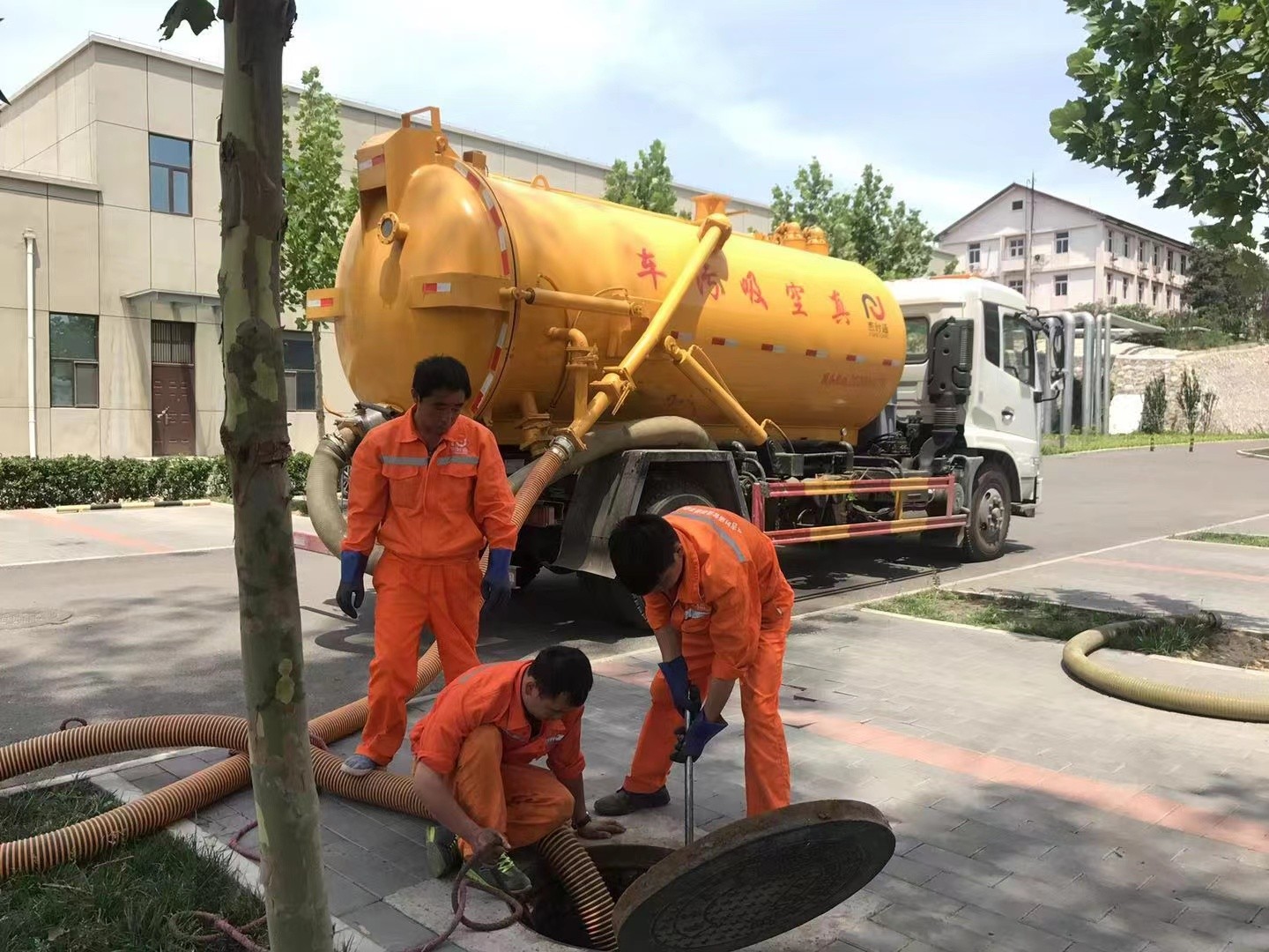 京山管道疏通车停在窨井附近