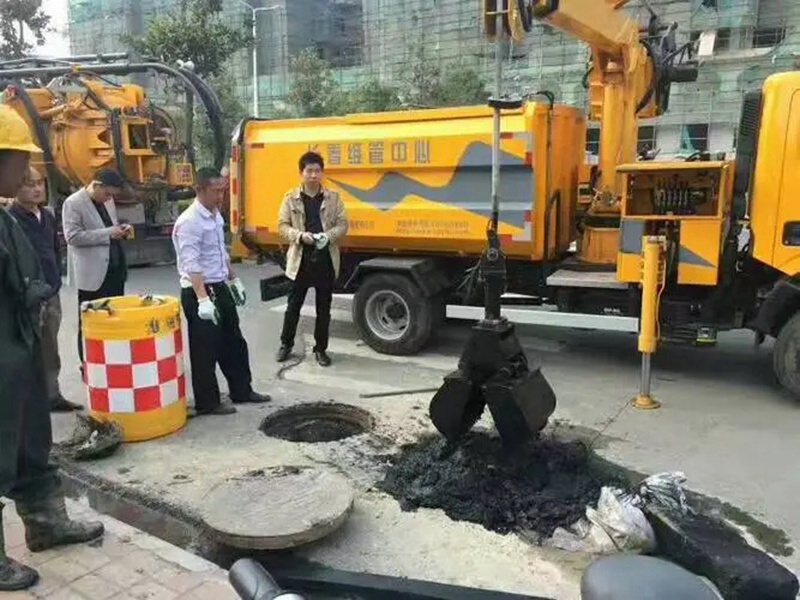 京山街道：网格员化身“清道夫”，为民解忧疏通“堵心”化粪池